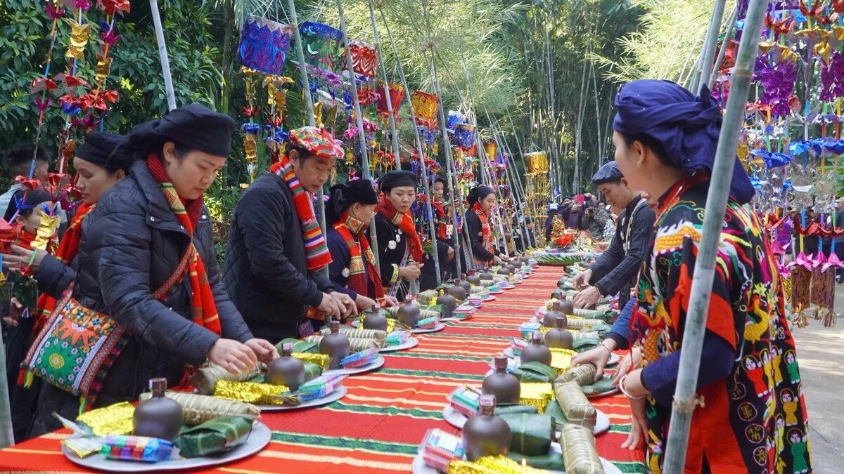 Những ngôi làng hạnh phúc: Cả làng ăn chung một nồi cơm, tiêu một túi tiền

